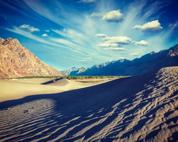 Kum tepeleri dağlarda — Stok fotoğraf