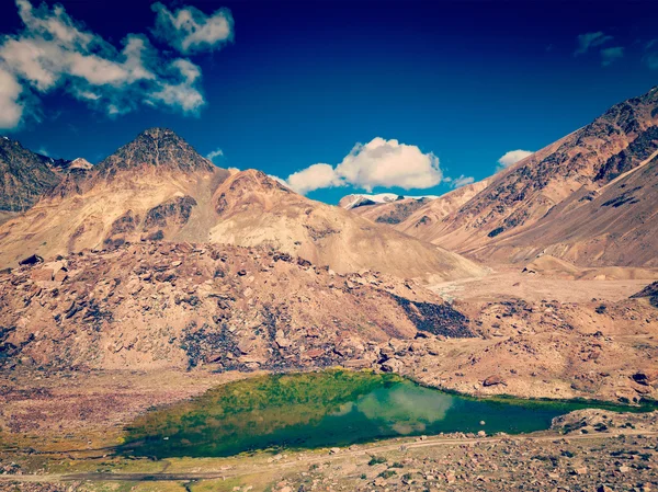 Küçük göl ile Himalaya manzara — Stok fotoğraf