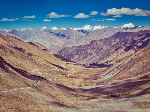 Karakoram Range and road in valley, Ladakh, India — Stock Photo, Image