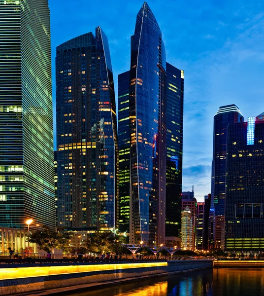 Singapore centrum på kvällen — Stockfoto