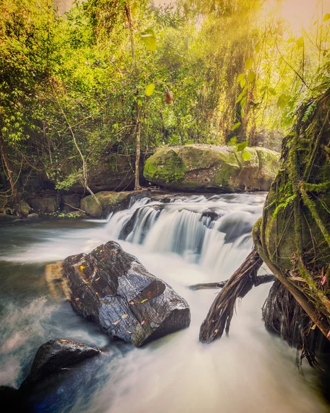 Kamboçya 'da tropik şelale — Stok fotoğraf