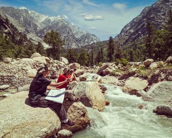 Hikers with map — Stock Photo, Image