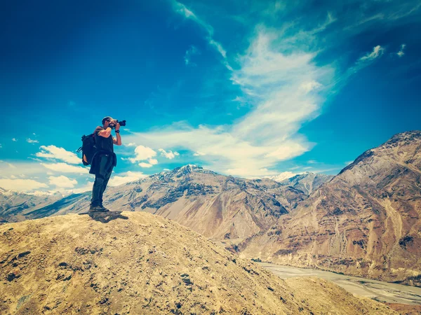 Photographer taking photos in Himalayas — Stock Photo, Image