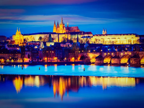 Görünüm Charles Köprüsü ve Prag Kalesi Twilight — Stok fotoğraf