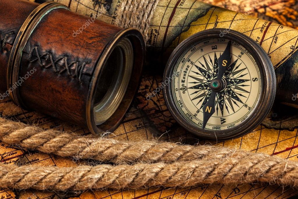 Ancienne boussole vintage et instruments de navigation sur l'ancienne carte  image libre de droit par DmitryRukhlenko © #110904036