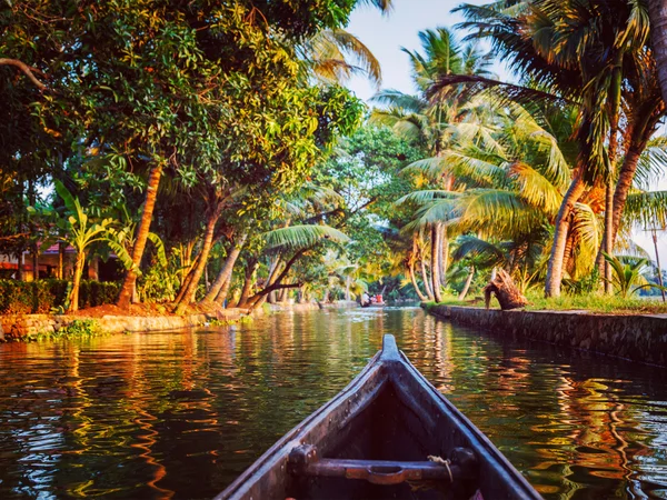 Canoa en Kerala remansos — Foto de Stock