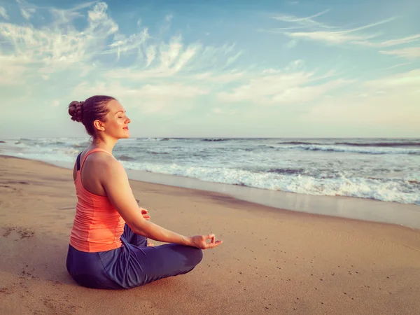 Jonge sportieve fit vrouw doen yoga oudoors op strand — Stockfoto