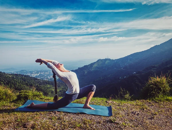 Mujer en forma deportiva practica yoga Anjaneyasana en las montañas —  Fotos de Stock