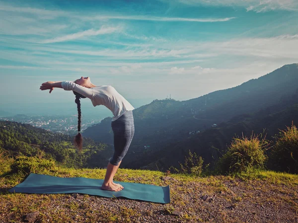 Mujer haciendo yoga Saludo al sol Surya Namaskar al aire libre — Foto de Stock