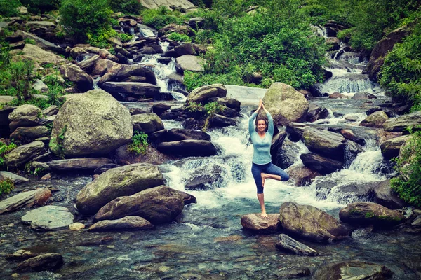 Mujer en yoga asana Vrikshasana pose árbol en cascada al aire libre —  Fotos de Stock