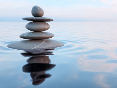 Su içinde dengeli Zen taşlar