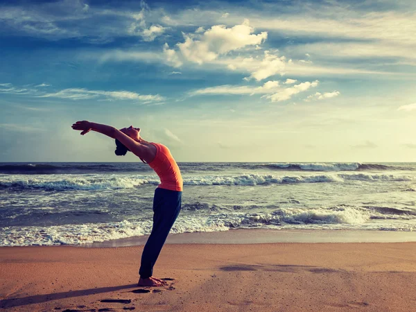 Jovem mulher sporty fit fazendo ioga Sun saudação Surya Namaskar — Fotografia de Stock