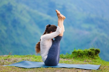 Kadın yoga yapıyor, asana Urdhva mukha paschimottanasana