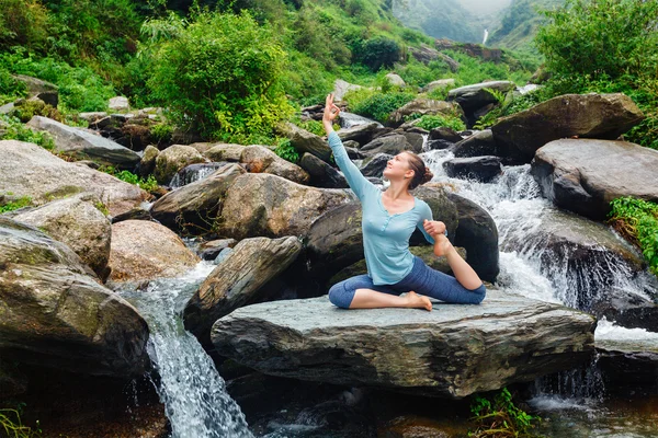 Sorty fit donna che fa yoga asana all'aperto a cascata tropicale — Foto Stock