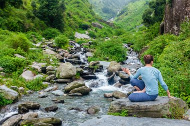 Ashtanga kursuna katıldıktan sonra Vinyasa Yoga asana Marichyasana D yapıyor kadın