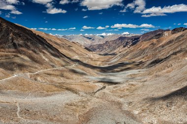 Himalayalar'da vadide Karakoram aralığı ve yol görünümü