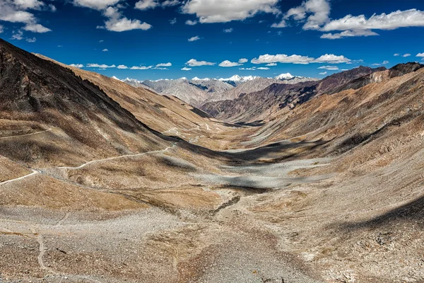 View of Karakoram range and road in valley in Himalayas — Stock Photo, Image