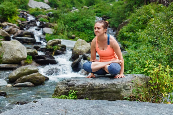 Kvinna gör Ashtanga Vinyasa Yoga arm balans asana Tolasana — Stockfoto