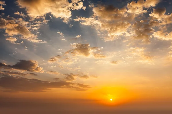 Cielo serale con nuvole — Foto Stock