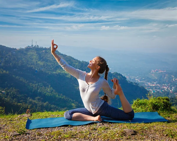 Sorty fit vrouw doen yoga asana buiten in de bergen — Stockfoto