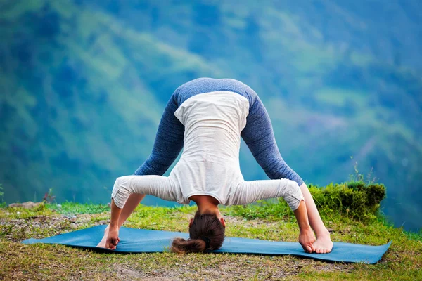 Женщина делает Ashtanga Vinyasa Yoga asana Prasarita padottanasana — стоковое фото