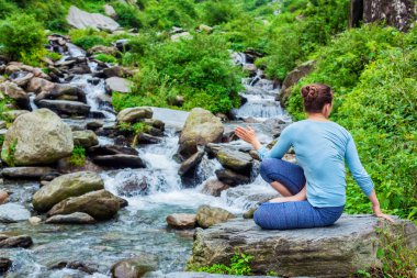 Ashtanga kursuna katıldıktan sonra Vinyasa Yoga asana Marichyasana D yapıyor kadın