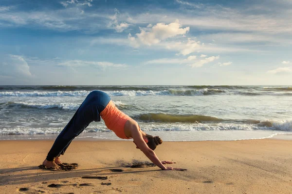 Mulher fazendo ioga Surya Namaskar oudoors na praia tropical — Fotografia de Stock