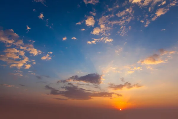 Cielo serale con nuvole — Foto Stock