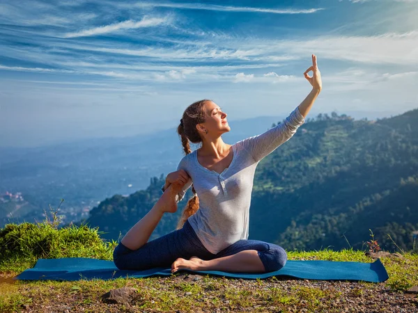 Sorty fit vrouw doen yoga asana buiten in de bergen — Stockfoto