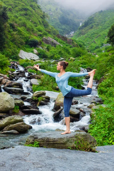 Donna che fa yoga asana Natarajasana all'aperto a cascata — Foto Stock