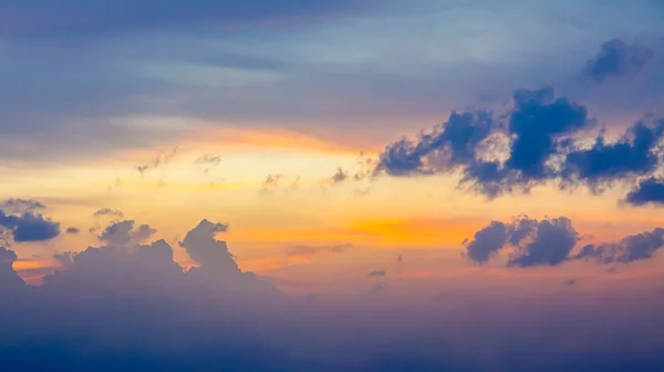 Tramonto cielo con nuvole drammatiche — Foto Stock