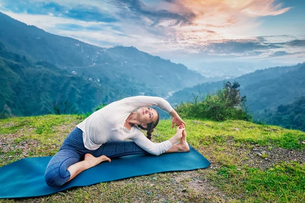 Jeune femme en forme sportive faisant Hatha Yoga asana dans les montagnes — Photo