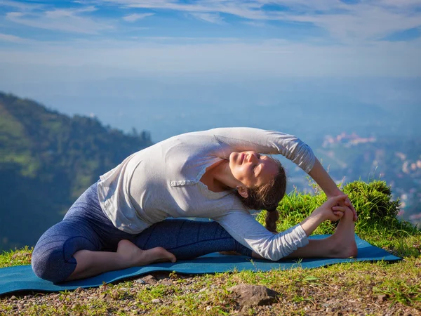Joven mujer en forma deportiva haciendo Hatha Yoga asana — Foto de Stock