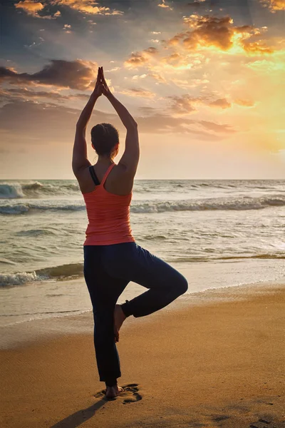 Jovem esportivo apto mulher fazendo ioga árvore asana na praia — Fotografia de Stock