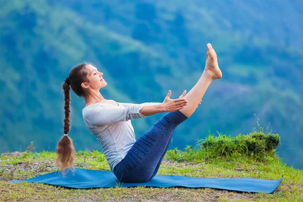 Mujer haciendo Ashtanga Vinyasa Yoga asana Navasana - pose en barco —  Fotos de Stock