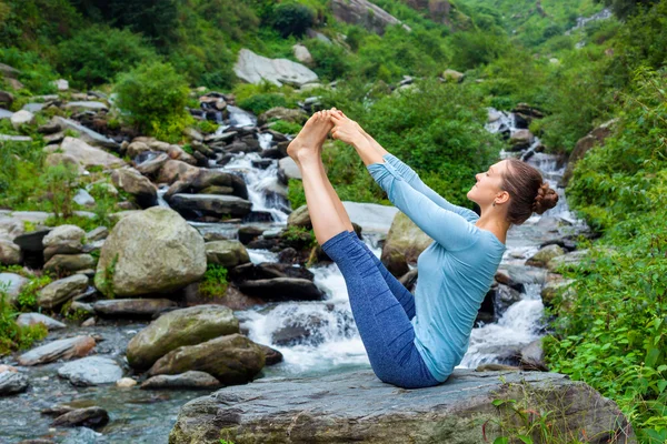 Kobieta robi Ashtanga Vinyasa Yoga asana na świeżym powietrzu — Zdjęcie stockowe