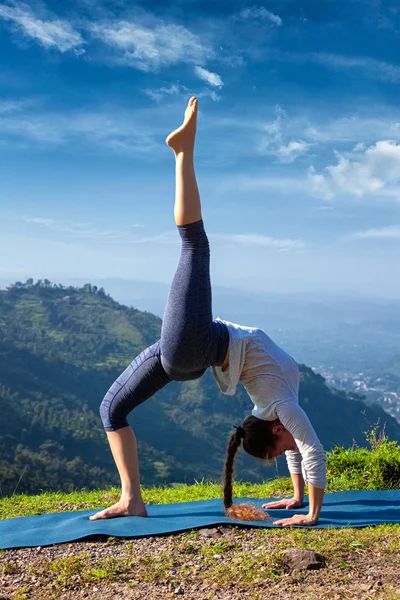 Mujer haciendo yoga asana al aire libre — Foto de Stock