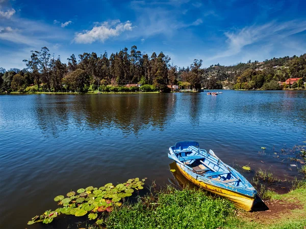 Boat in lake — Stock Photo, Image