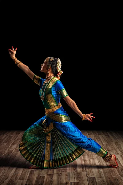 Hermosa bailarina de danza clásica india Bharatanatyam — Foto de Stock