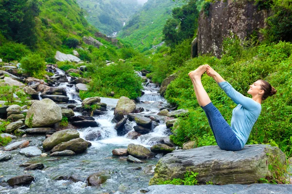 Женщина делает Ashtanga Vinyasa Yoga asana на открытом воздухе — стоковое фото