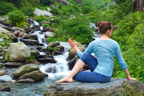 Kvinna gör Ardha matsyendrasana asana utomhus — Stockfoto