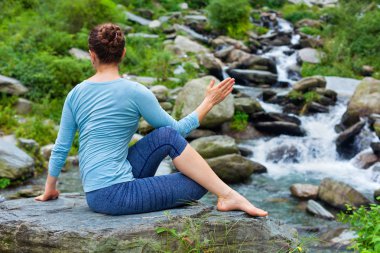 Ardha matsyendrasana asana yapan kadın.