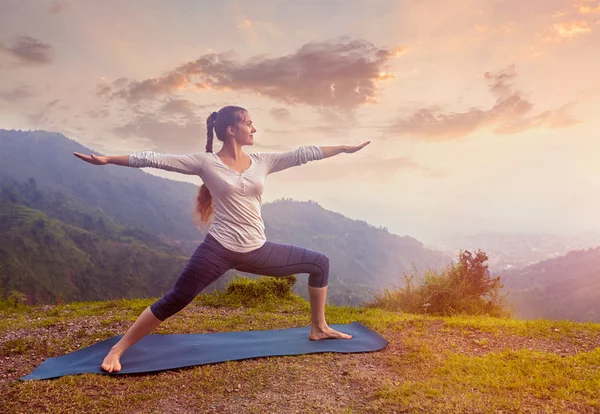 Mujer haciendo Ashtanga Vinyasa Yoga asana Virabhadrasana 2 Guerrero —  Fotos de Stock