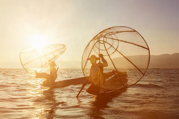 Traditional Burmese fisherman at Inle lake, Myanmar — Stock Photo, Image