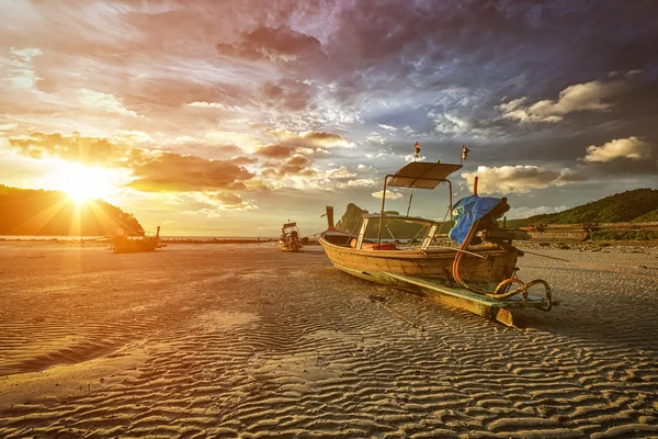 Lange staart boot op strand op zonsondergang — Stockfoto