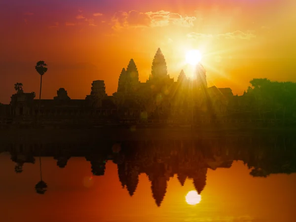 Angkor wat bei Sonnenuntergang — Stockfoto