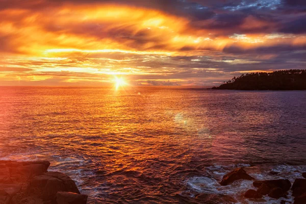 Ωκεανό ηλιοβασίλεμα με δραματικό ουρανό — Φωτογραφία Αρχείου