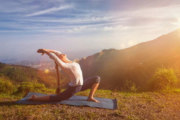 Sportieve fitte vrouw oefent yoga Anjaneyasana in de bergen — Stockfoto