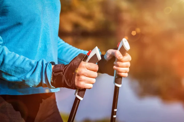 Nahaufnahme der Hand einer Frau mit Nordic-Walking-Stöcken — Stockfoto