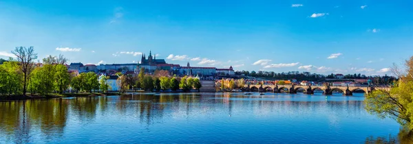 Pohled na Pražský hrad a Karlův most přes Vltavu — Stock fotografie